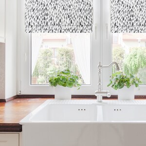 Faux Roman Shade Valance en lotus grey y white print, Fully Lined, Custom Made Modern Valance, colección de telas zen nature