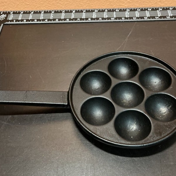 Vintage Cast Iron Danish Cake Egg Poacher Pan Skillet 8" EUC Black