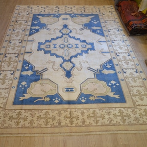 Large Vintage Turkish Oushak Rug: Handwoven Wool Carpet, Blue & White (10.9 x 8 ft)