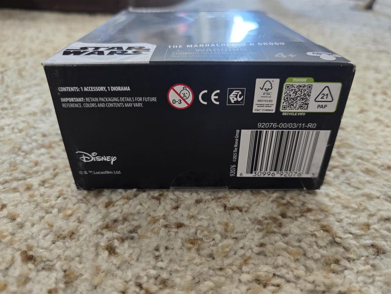 Puede incluir: Caja de juguetes negra de Star Wars con el logotipo de Disney. La caja contiene un accesorio y un diorama. La caja tiene un c&oacute;digo de barras e informaci&oacute;n de reciclaje.