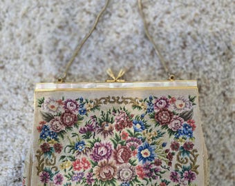 Bolso de noche vintage con bordado floral: elegante marco dorado y asa de cadena.