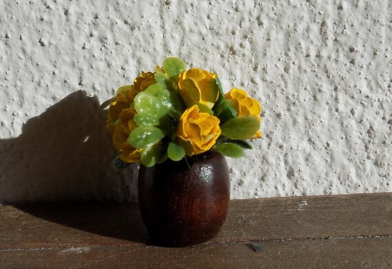 G3.5 1/12th scale DOLLS HOUSE ASSORTED YELLOW FLOWERS ARRANGED IN A VASE 