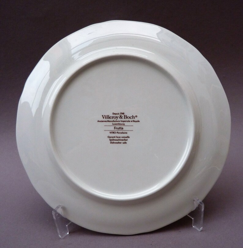 0с0587 (20). Посуда со сколами. Тарелка со. Разбитая посуда. 0с0587 (20).