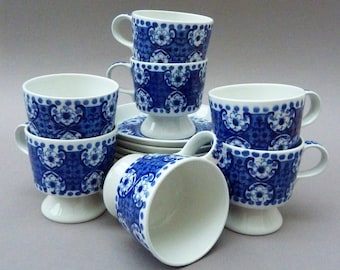 Taza demitasse con base azul y platillo de Arabia Ali