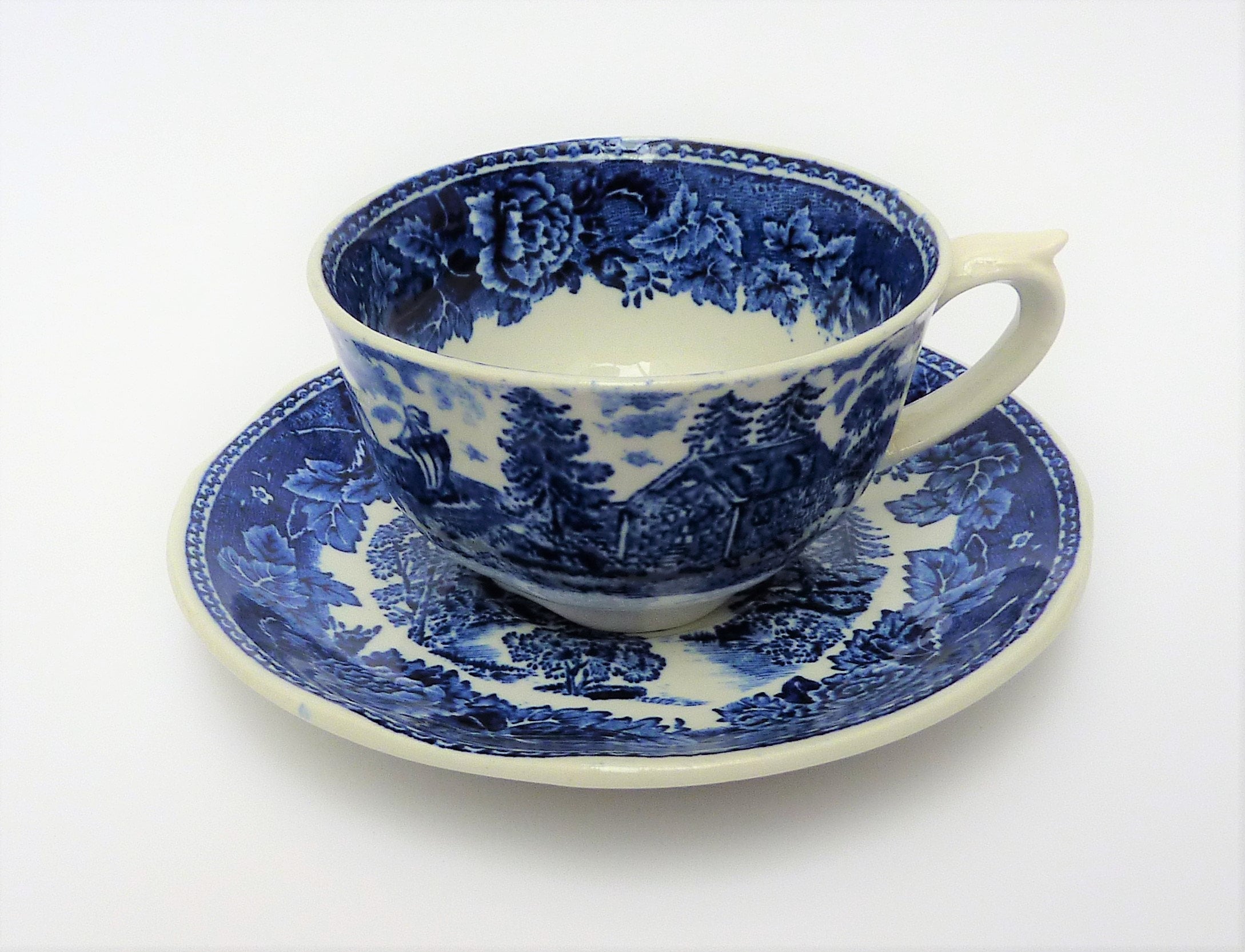 Taza de té azul con platillo, paisaje de Arabia Finlandia