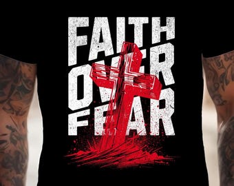 Diseño de camiseta con cruz cristiana desgastada "Fe sobre el miedo" en formato PNG (descarga digital)