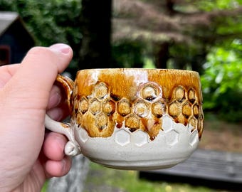 Taza de café de cerámica hecha a mano: decoración de panal, taza de espresso.