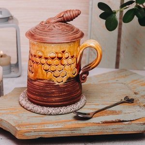Ceramic сoffee mug stoneware mug with sculpted bee and honeycomb honey coffee cup for dishwasher, oven microwave safe, dad gift, mom gift