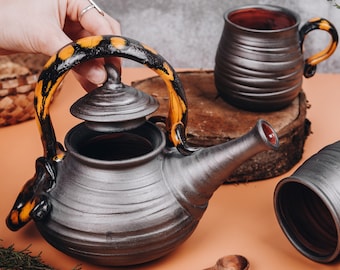 Tetera de cerámica hecha a mano con asa de salamandra: tetera de cerámica negra y naranja, tetera de gres única con tapa, regalo rústico para café y té.