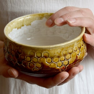 Handgemaakte keramische honingkom, honingraatdecor, slakom, soepkom, fruitschaal, honingglazuur, pastakom, cadeau imker, cadeau beste vriend