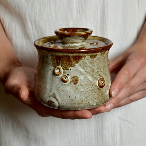 Pot à beurre en poterie avec couvercle, pot de beurre français, glaçage blanc\or pour poterie, beurrier couvert, poterie faite main, idée cadeau, décoration dorée