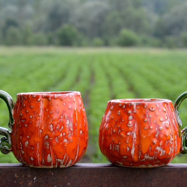 Handgjord pumpamugg i stengods: Rustik höstkaffekopp med grönt fotstöd