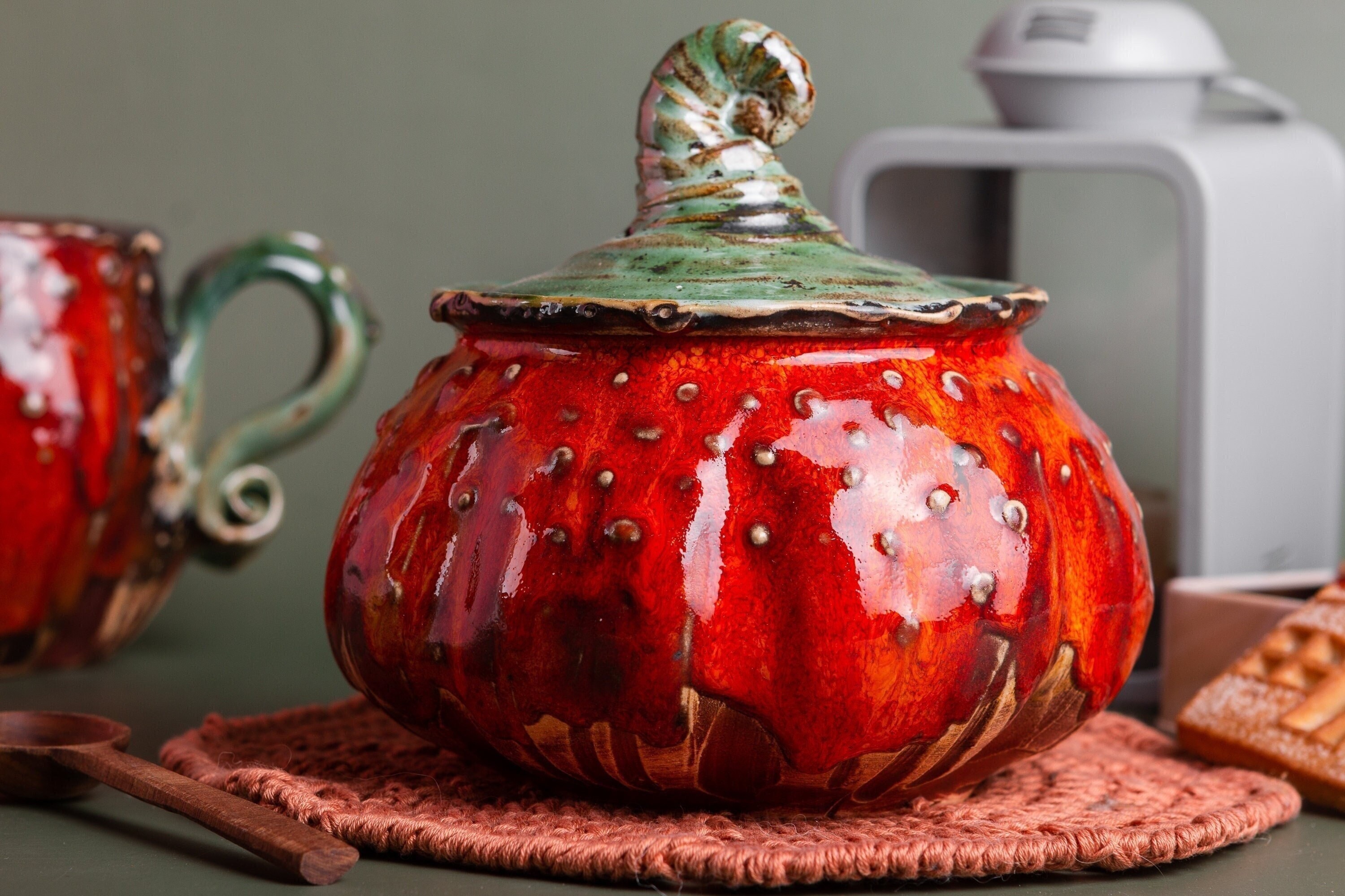 Azucarero de calabaza con tapa: tarro de miel de cerámica hecho a mano, tarro rústico de gres naranja, decoración de cocina otoñal, idea de regalo de Acción de Gracias