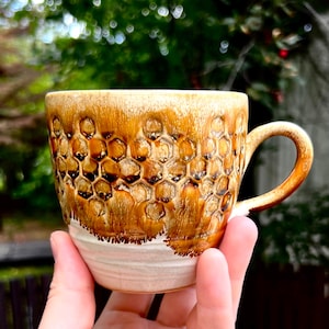 Large Coffee Mug, Bee Honey Decor, Honeycomd Relief, Pottery Tea Mug, Beekeeper Gift, Autumn Home Decor, Best Friend Gift Idea Kitchen Decor