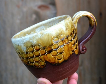 Honeycomb Stoneware Coffee Mug – Handmade Ceramic Bee Pattern Cup, Rustic Pottery Honey Lover Gift, 300 ml | Microwave & Dishwasher Safe