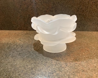 Abajur em formato de flor e folha, com cúpula fosca em formato de estátua.