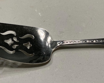 Vintage Perfiorated Cake Server National Silver Co 10” Silverplate in nice condition