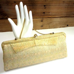 Cartera vintage de brocado dorado con hilos metálicos y estampado floral pastel