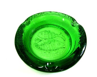 LE Smith Emerald Green Glass Ashtray with Fish on Bottom, Heavy Vintage Nubby Green Ash Tray