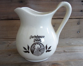 Vintage Farmhouse Pitcher: Creamy Yellow Ceramic Rooster Decor