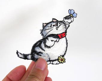 Gestickter Katzen Aufnäher: Kitty mit Schmetterling Aufnäher