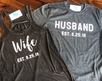 Camisa recién casado set- marido- esposa- marido y esposa camisas- camisas de luna de miel- fecha de la boda- camisas recién creadas personalizadas