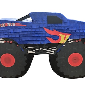 Op de afbeelding: Blauwe monstertruck piñata met rode en gele vlammen en de tekst "Race Ace" aan de zijkant. De truck heeft grote zwarte banden met rode centra.