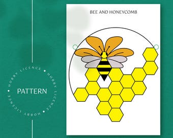 Könnte beinhalten: Eine schwarz-gelbe Biene mit einer weißen und orangefarbenen Blüte auf dem Rücken sitzt auf einer gelben Honigwabe. Die Biene und die Honigwabe befinden sich in einem Kreis. Der Text "BEE AND HONEYCOMB" befindet sich oben im Bild.