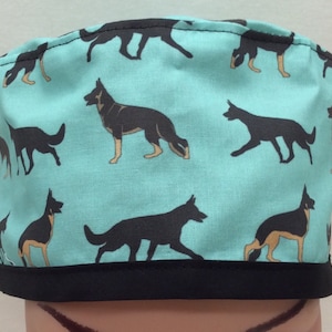 HERR Sm/M/Lg finns tillgängliga. Kirurgisk skrubbmössa, kemomössa, sjuksköterskemössa, skrubbmössa, traditionell slipsmodell