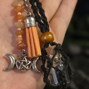 Dreifacher Mond Pentakel Flasche Makramee Schlüsselanhänger | Natürliche Orange Steine | Handmade Charm Schlüsselanhänger | Glasflasche enthalten | Schwarzes Makramee Netz |
