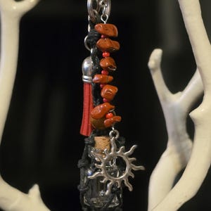 Llavero de macramé Sol Rojo / Charm de piedra natural, botella de vidrio vacía, accesorio bohemio