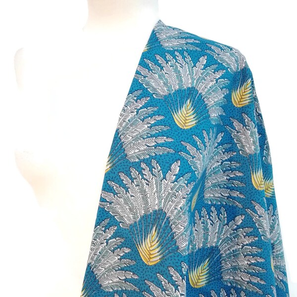 Elegante blauwe print stof in vintage palmbomen tinten wit en geel. Vintage blauwe katoenen stof. Madagaskar Safeco Blauw