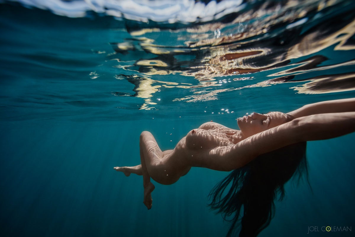 nud-swimmer-women-two-women-dancing-naked-together