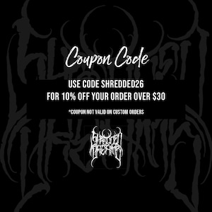 Peut inclure: Une image graphique noire avec du texte blanc indiquant Coupon Code, USE CODE SHREDDED26 FOR 10% OFF YOUR ORDER OVER $30, et *COUPON NOT VALID ON CUSTOM ORDERS. Sous le texte se trouve un logo blanc avec le texte stylis&eacute; Shredded Dreams.