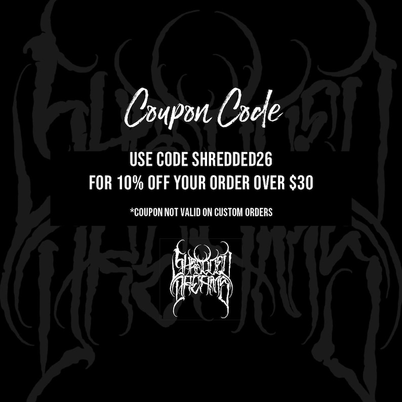 Peut inclure: Une image graphique noire avec du texte blanc indiquant Coupon Code, USE CODE SHREDDED26 FOR 10% OFF YOUR ORDER OVER $30, et *COUPON NOT VALID ON CUSTOM ORDERS. Sous le texte se trouve un logo blanc avec le texte stylis&eacute; Shredded Dreams.
