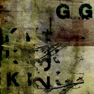 Può includere: Un primo piano di uno sfondo multi-colorato e testurizzato con lettere e numeri neri. Le lettere "GG" sono visibili nell'angolo in alto a destra dell'immagine. Il testo "M. & N. H. WORTHY CLITHEROE, 887.0. ENGLAND." è visibile nell'angolo in alto a destra dell'immagine. Il testo "HAWORTH ENGLAND." è visibile nell'angolo in basso a destra dell'immagine.