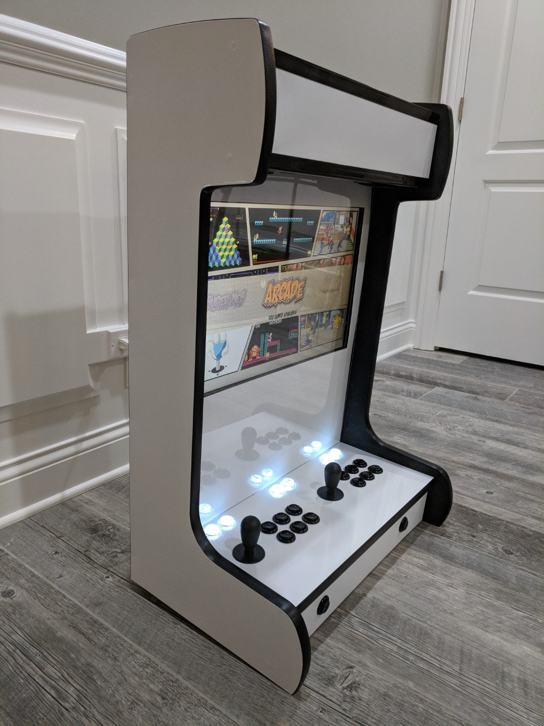 Einzigartiger wandmontierter Arcade-Schrank. Maßgeschneidert für Sie.  Spielt alle Favoriten