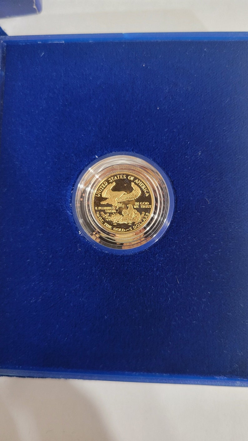Pièce de 5 dollars Aigle américain de 1/10 oz en or dans la boîte d'origine image 3