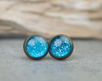 Stud earrings in turquoise glitter - hand-painted earrings with a bronze setting, 10 mm