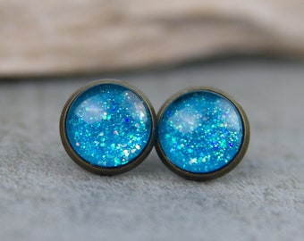 Stud earrings in turquoise glitter - hand-painted earrings with a bronze setting, 12 mm