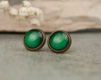 Ear studs in dark green Ivy 10 mm / hand-painted minimalist earrings