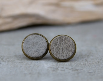 Leather stud earrings in grey, 12 mm - Basic earrings