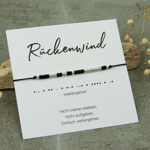 Könnte beinhalten: Eine weiße Keramik-Tasse mit schwarzem Henkel und dem Text "But First, Coffee" in fetter, schwarzer Schrift. Die Tasse steht vor einem neutralen Hintergrund, der ihr schlichtes Design hervorhebt.