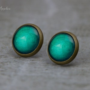 Earrings in shimmering green "Jungle Fever", 10 mm / hand-painted minimalist earrings