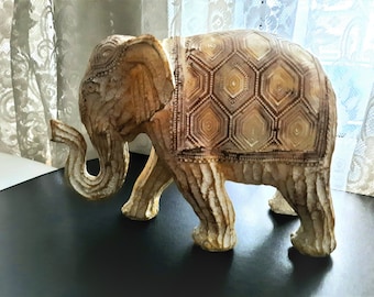 Maestoso elefante ornamentale indiano