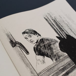 Pode incluir: Ilustra&ccedil;&atilde;o a preto e branco de um livro. Um homem olha por cima do ombro, com uma sombra escura no canto. A imagem &eacute; um desenho a caneta e tinta, com uma est&eacute;tica vintage.