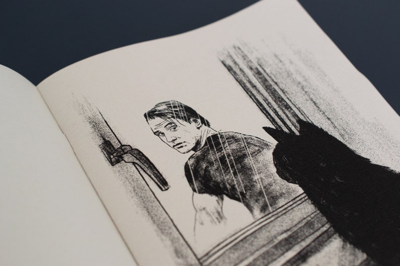 Pode incluir: Ilustra&ccedil;&atilde;o a preto e branco de um livro. Um homem olha por cima do ombro, com uma sombra escura no canto. A imagem &eacute; um desenho a caneta e tinta, com uma est&eacute;tica vintage.