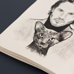 Pode incluir: Ilustra&ccedil;&atilde;o a preto e branco de um homem e um gato. O gato &eacute; cinzento escuro com orelhas grandes e olhos grandes. A ilustra&ccedil;&atilde;o est&aacute; em papel branco.
