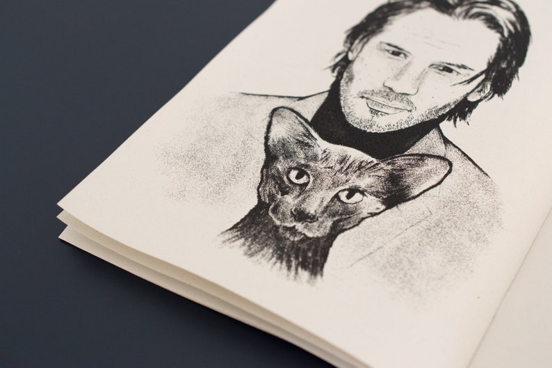 Pode incluir: Ilustra&ccedil;&atilde;o a preto e branco de um homem e um gato. O gato &eacute; cinzento escuro com orelhas grandes e olhos grandes. A ilustra&ccedil;&atilde;o est&aacute; em papel branco.