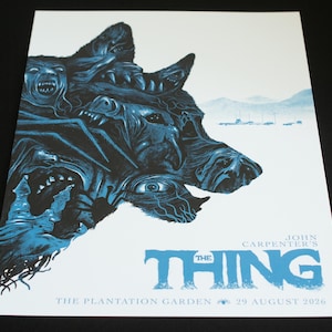 Puede incluir: Un p&oacute;ster de pel&iacute;cula rectangular para The Thing de John Carpenter con una ilustraci&oacute;n de una criatura azul oscuro de varias cabezas sobre un fondo blanco. El texto dice John Carpenter's The Thing, The Plantation Garden y 29 August 2026.